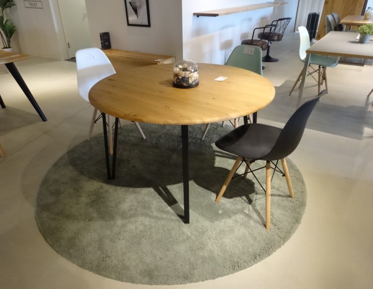 丸いダイニングテーブル　家具のアウトレット＆直輸入　エフデポ　広島　家具　ソファ　ベッド　マットレスが安い